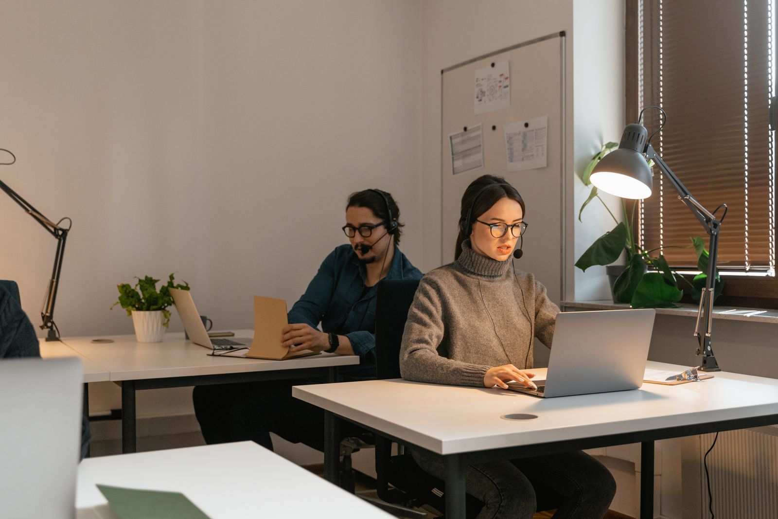 Customer-support colleagues compare information across laptops, reflecting patterns in customer needs and experience.